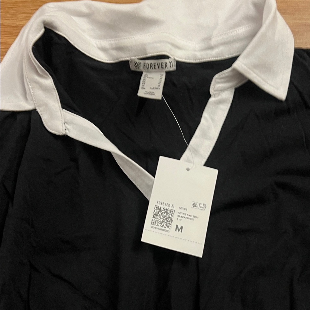 ⭐️ Forever 21 Black Cropped Polo-Style Top with White Collar - Picture 3 of 6